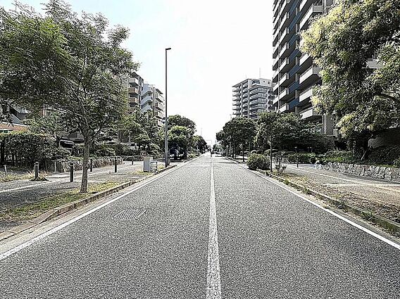 マンションの前...