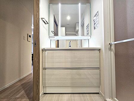 清潔感溢れるスタイリッシュなデザインの洗面化粧台。