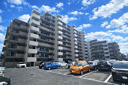 ご都合の良い日にご案内させて頂きます。敷地内平面駐車場有:月額8000円