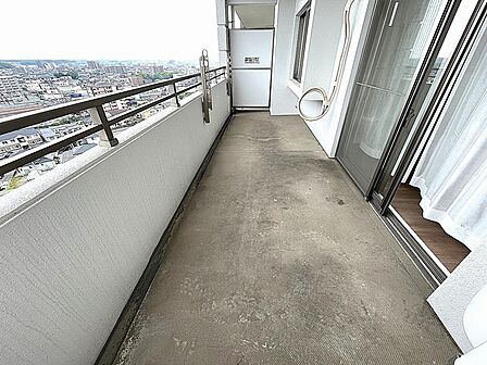 バルコニーは南東向きで陽当たり良好です！