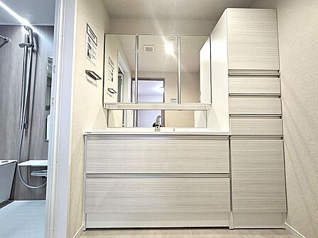 清潔感溢れるスタイリッシュなデザインの洗面化粧台。