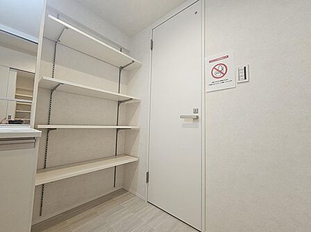洗面所も広く、下着やタオル類を余裕で収納できます。