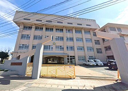 福岡市立野間中学校：570ｍ、徒歩8分！