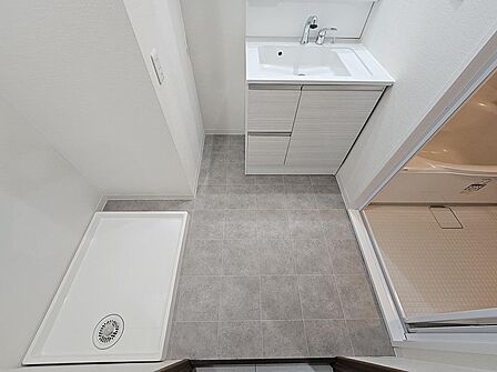洗面所も広く、下着やタオル類を余裕で収納できます。