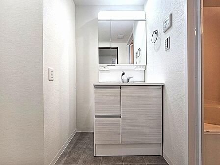 清潔感溢れるスタイリッシュなデザインの洗面化粧台。
