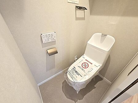 トイレには快適な温水洗浄便座付き。