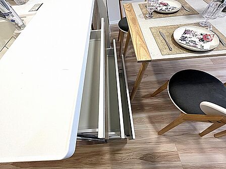システムキッチンはダイニング側にも収納があるタイプ！