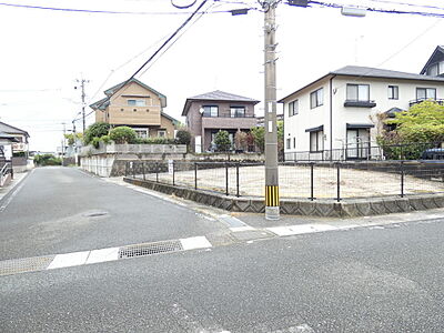 外観:西側接面道路写真!幅員6mでゆとりがあります。 外観:西側接面道路写真!幅員6mでゆとりがあります。