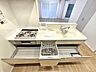 キッチン：収納スペース・作業スペースが広いシステムキッチン。