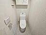 トイレ：トイレには快適な温水洗浄便座付き。