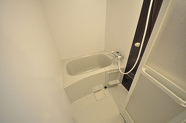 画像6:スタイリッシュなカラーパネルの浴室乾燥機付きの綺麗なバスルームです。