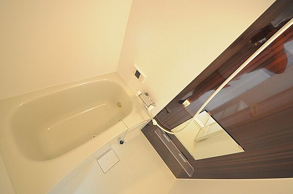 画像7:スタイリッシュなカラーパネルの浴室乾燥機付きの綺麗なバスルームです。