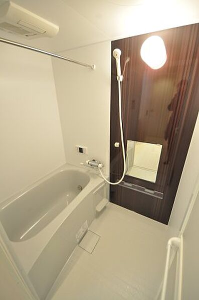 画像7:カラーパネルがオシャレな浴室です。
