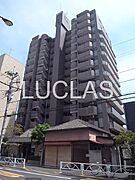 駅徒歩圏内の立地に佇む、地上10階建てのマンション。周辺には商業施設や生活利便施設が充実しています。