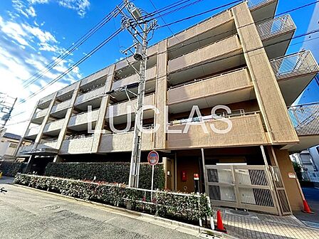 陽光が降り注ぐバルコニーが魅力的なマンションです。周辺の落ち着いた住環境で、快適な暮らしを始めませんか。
