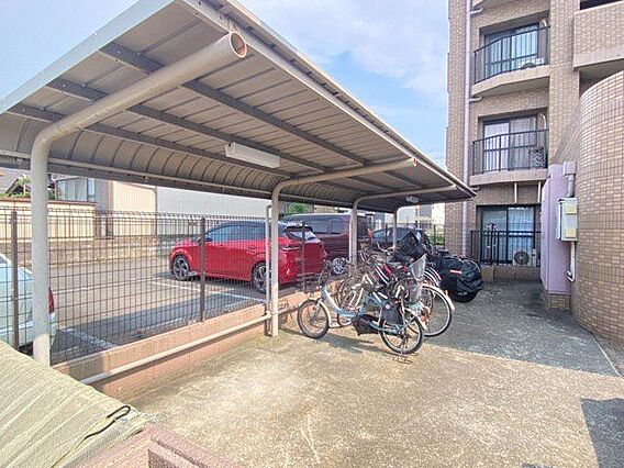 駐輪場は屋根付...