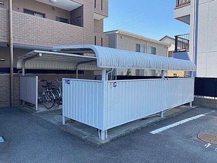 駐輪場の様子です。屋根付きなので雨の日も安心です。