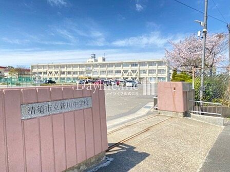 清須市立新川中学校 新川中学校: 生徒約450人 学級数:17 新川中校訓「ねばり強く、思いやり深く、きまり正しく」 新川小・星の宮小・桃栄小が集まり新川中学に上がります。 2000m
