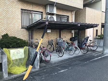 駐輪所が2ヶ所あります。屋根つきですので直接雨があたりにくいです
