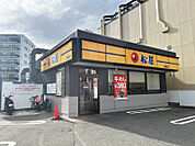 松屋 曽根店（591m）