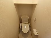 トイレには棚が設置されています。