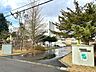周辺：【中学校】登別市立西陵中学校まで約580mと徒歩7分です。登下校の際には、お友達との会話を楽しめそうですね。 580m