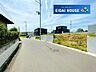 外観：前面道路含む外観