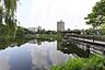周辺：隼人池公園■緑いっぱいの自然に囲まれた公園です。お父さんの休日には運動用具をもってキャッチボールしたり、サッカーしたりと幅広い遊びを可能にしてくれます。 740m