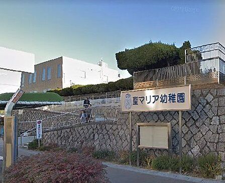 聖マリア幼稚園■自由活動ではモンテッソーリ教具や教材を使い、一人ひとりの自立を助けます。また、年中・年長の同年齢の横割り活動も行っており、体操、音楽、宗教・平和教育などを行っています。 460m