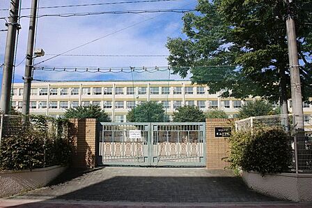 名古屋市立東山小学校■緑に囲まれた閑静な住宅地域、近隣には東山動植物園や平和公園を中心とした広大な市民の広場など、恵まれた環境の中で、とても住みやすい住宅地として発展してまいりました。 550m
