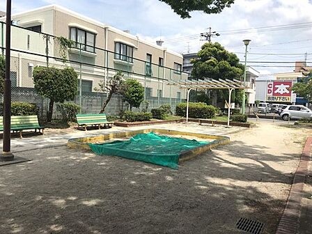 川原公園■緑いっぱいの自然に囲まれた公園です。お父さんの休日には運動用具をもってキャッチボールしたり、サッカーしたりと幅広い遊びを可能にしてくれます。 160m