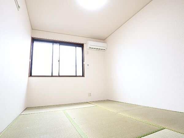画像23:畳の上でゆっくりとくつろげる和室です