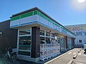 コンビニ「ファミリーマート松本芳川村井店まで990m」