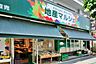 周辺：地産マルシェ笹塚店（649m）