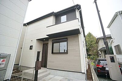 外観：武蔵野市桜堤3丁目、全2棟の新築分譲住宅。 陽あたりの良い建物の中を風が気持ちよく通り抜けます。