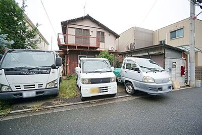 外観：間口はゆとりの約10ｍ。2台分の駐車スペースを確保したり、見せることを意識したお庭を作ることもできます。