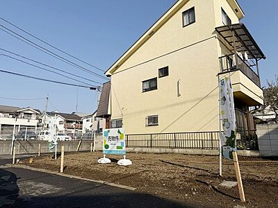 外観：三方向の道路に面した立地！建物配置や間取り考える上で制約が少なく、理想に近いプランが実現できます♪