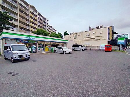 ファミリーマート三鷹台団地南店 徒歩7分。 500m