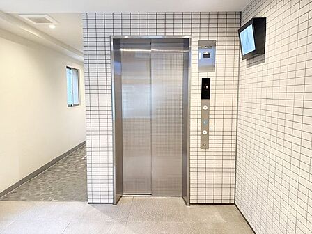 防犯モニター設置でセキュリティ面に配慮されたエレベーターホール。毎日の暮らしに安心感をプラスします。