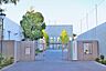 周辺：杉並区立杉並和泉学園新泉和泉小学校 徒歩11分。 820m