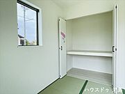 5帖和室収納。奥行きのある押入ですが、扉がクローゼット仕様になっているのでリビングとの調和がとれて◎