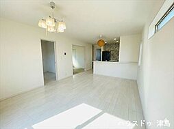 愛西市草平町江ノ田　リビング