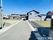 西側公道幅約4.0ｍ。普通車が1台通れる道幅。大型車の通行が少ないので振動や騒音が抑えられます。
