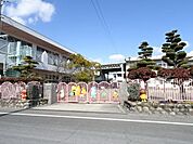 天王幼稚園こどもは夢のクリエーター。ひとみに宿る輝きを育みます。音感指導、言語指導、英語指導、漢字指導、水泳指導があり、多彩なカリキュラムを日課にする事によって「集中力」を、身につけます。 430m