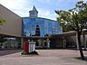 周辺：愛西市中央図書館【開館時間】9時～18時　　図書館ではおはなし会などを通じておはなしの楽しさを伝え、本への興味を引き出せるよう様々な取り組みを行っています。 1070m