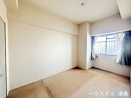 西側5.2帖洋室。収納スペース付き洋室。夏場は窓を開けて北風を家の中に取り込む事ができ涼しそう。