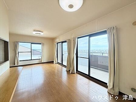 和室と洋室が隣接しているため扉を開けると大空間になります。キッチンに立たれた奥様が家族の様子をぐるり見渡せる開放的なリビング空間。