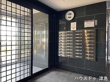 集合ポストは、建物内各フロアへの不審者の侵入を防ぐことができ、防犯面で安心できますね。
