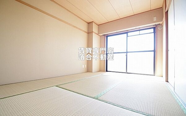 画像16:畳の上でゆっくりとくつろげる和室
