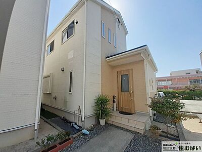 外観：落ち着いた雰囲気の外観が魅力の戸建。周囲の街並みに馴染みながらも存在感があり、家族の暮らしを温かく迎えてくれます。